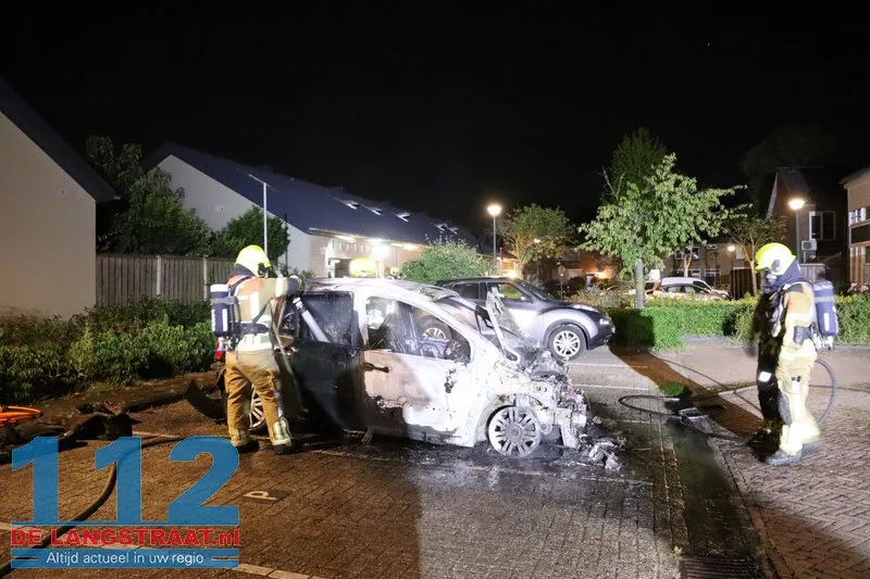 Buurt opgeschrikt door felle autobrand in rustige straat Kaatsheuvel 112 De Langstraat