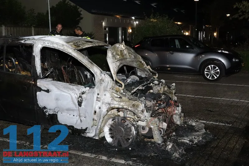 Buurt opgeschrikt door felle autobrand in rustige straat Kaatsheuvel 112 De Langstraat