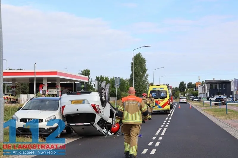 Auto slaat over de kop na botsing op geparkeerde wagens Waalwijk: drugs aangetroffen 112 De Langstraat