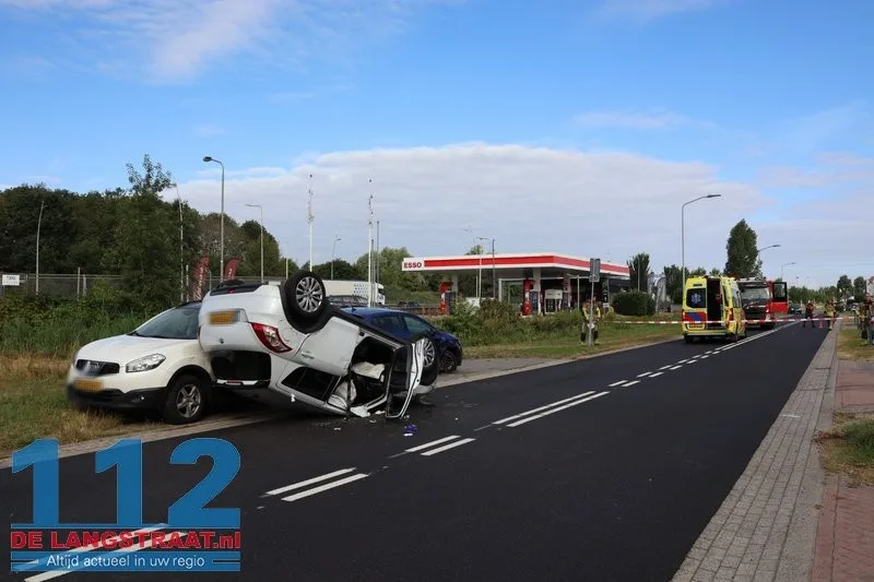 Auto slaat over de kop na botsing op geparkeerde wagens Waalwijk: drugs aangetroffen 112 De Langstraat