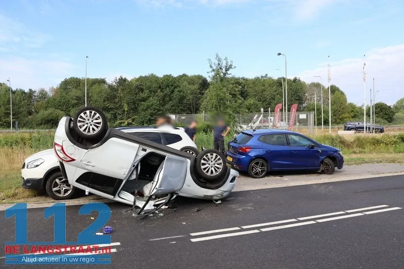 Auto slaat over de kop na botsing op geparkeerde wagens Waalwijk: drugs aangetroffen 112 De Langstraat