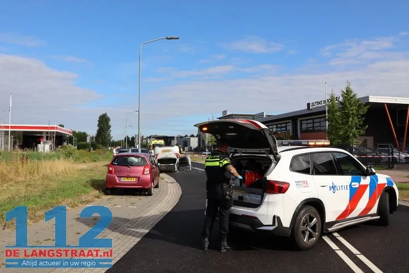 Auto slaat over de kop na botsing op geparkeerde wagens Waalwijk: drugs aangetroffen 112 De Langstraat