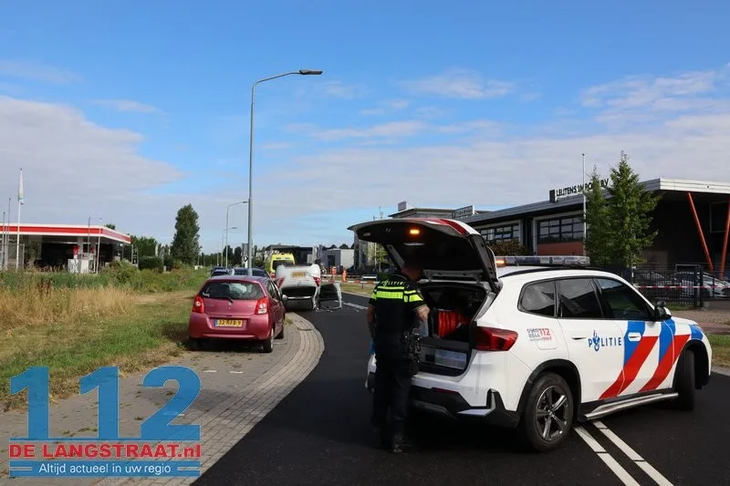 Auto slaat over de kop na botsing op geparkeerde wagens Waalwijk: drugs aangetroffen 112 De Langstraat