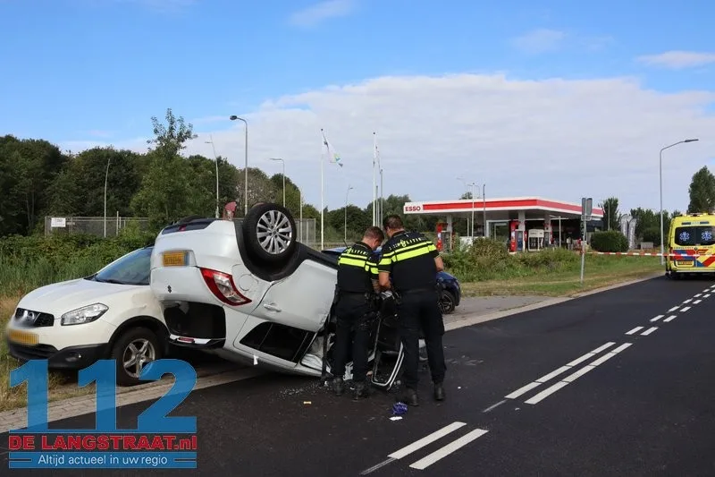 Auto slaat over de kop na botsing op geparkeerde wagens Waalwijk: drugs aangetroffen 112 De Langstraat