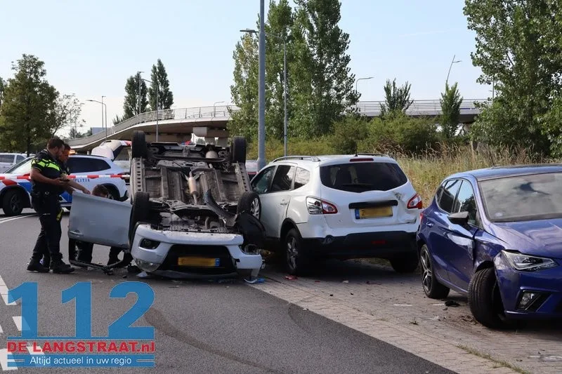 Auto slaat over de kop na botsing op geparkeerde wagens Waalwijk: drugs aangetroffen 112 De Langstraat