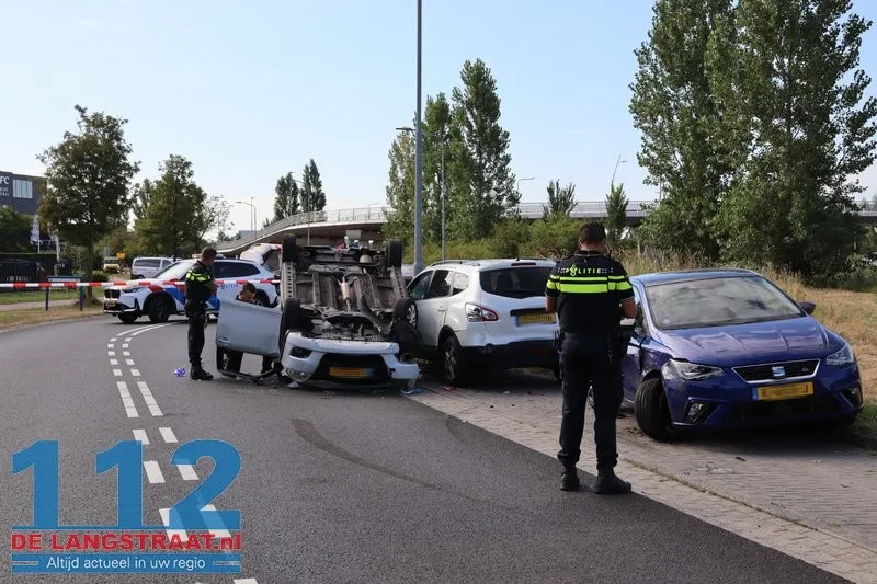 Auto slaat over de kop na botsing op geparkeerde wagens Waalwijk: drugs aangetroffen 112 De Langstraat