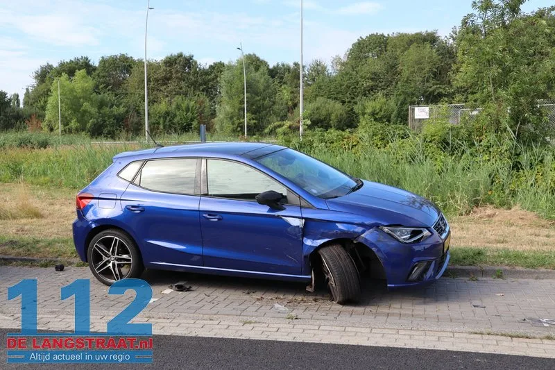 Auto slaat over de kop na botsing op geparkeerde wagens Waalwijk: drugs aangetroffen 112 De Langstraat