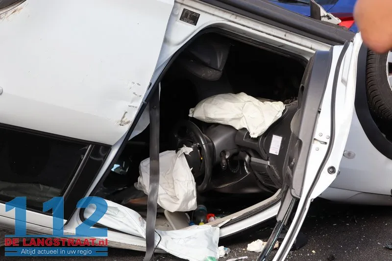 Auto slaat over de kop na botsing op geparkeerde wagens Waalwijk: drugs aangetroffen 112 De Langstraat