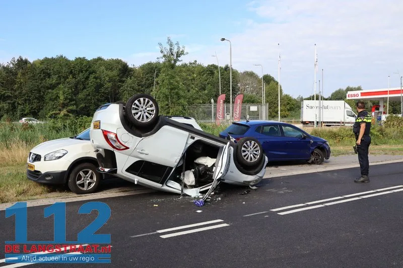 Auto slaat over de kop na botsing op geparkeerde wagens Waalwijk: drugs aangetroffen 112 De Langstraat