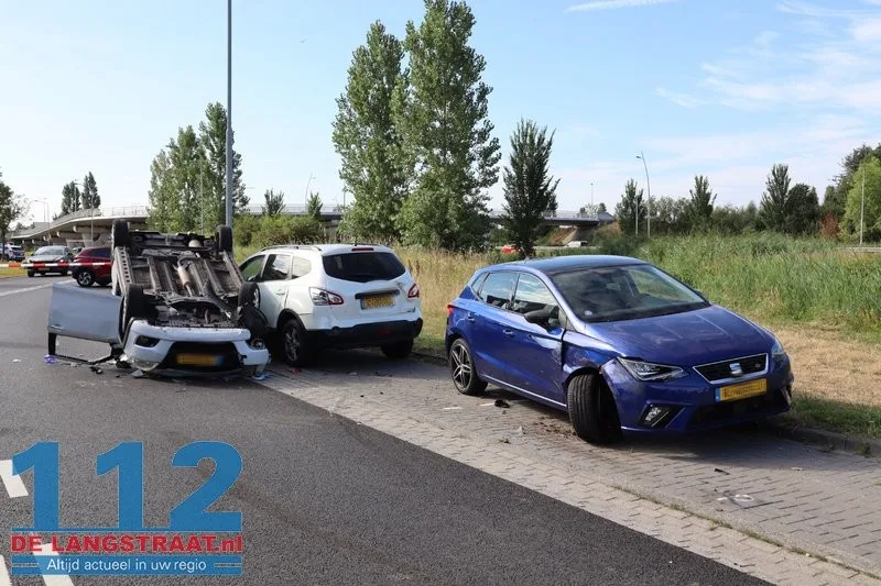 Auto slaat over de kop na botsing op geparkeerde wagens Waalwijk: drugs aangetroffen 112 De Langstraat