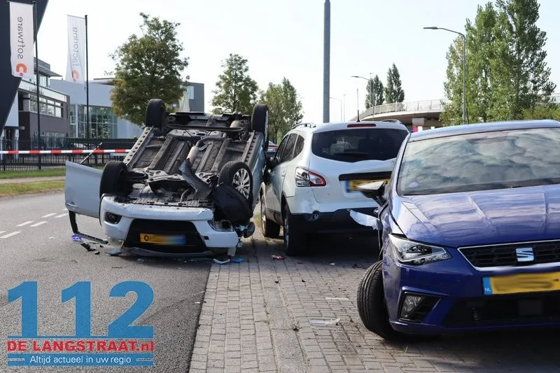 Auto slaat over de kop na botsing op geparkeerde wagens Waalwijk: drugs aangetroffen 112 De Langstraat