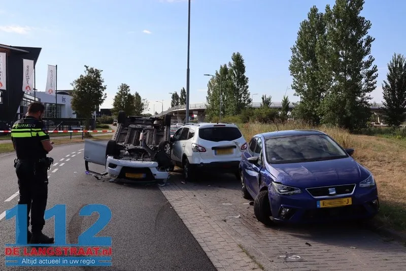 Auto slaat over de kop na botsing op geparkeerde wagens Waalwijk: drugs aangetroffen 112 De Langstraat