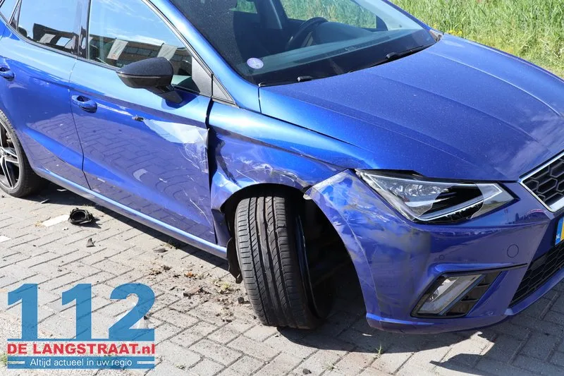 Auto slaat over de kop na botsing op geparkeerde wagens Waalwijk: drugs aangetroffen 112 De Langstraat
