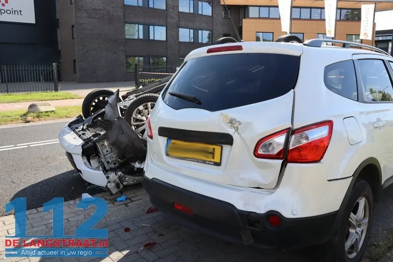 Auto slaat over de kop na botsing op geparkeerde wagens Waalwijk: drugs aangetroffen 112 De Langstraat