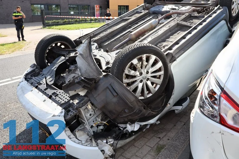 Auto slaat over de kop na botsing op geparkeerde wagens Waalwijk: drugs aangetroffen 112 De Langstraat