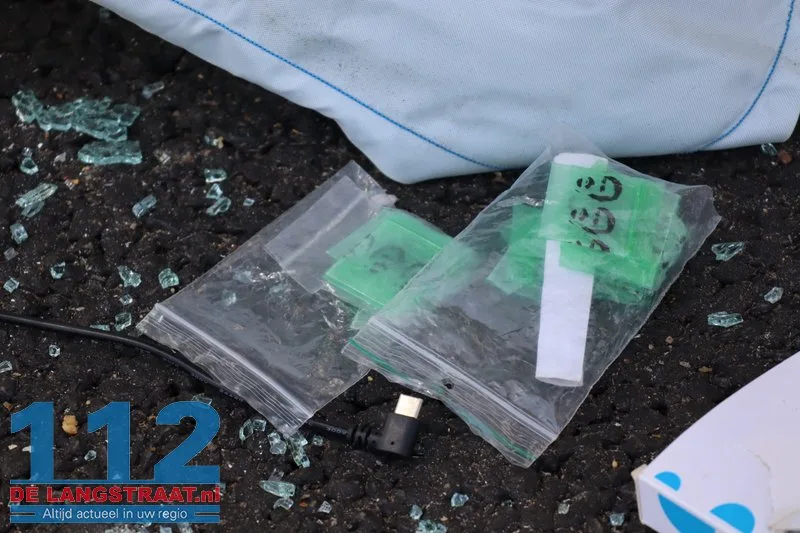 Auto slaat over de kop na botsing op geparkeerde wagens Waalwijk: drugs aangetroffen 112 De Langstraat