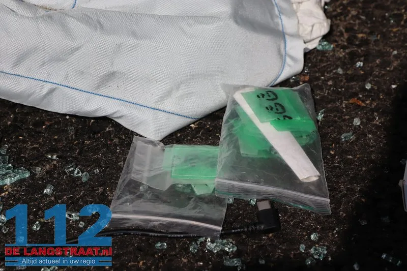 Auto slaat over de kop na botsing op geparkeerde wagens Waalwijk: drugs aangetroffen 112 De Langstraat