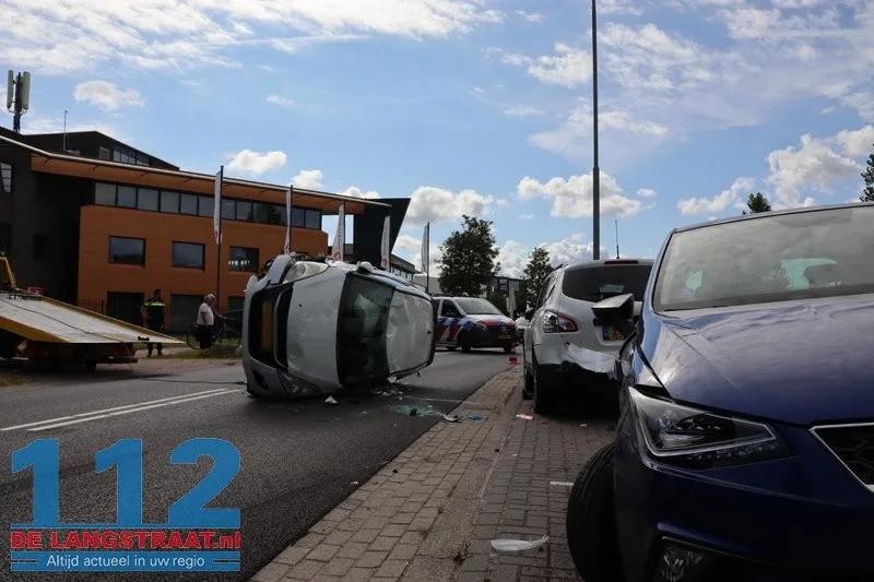 Auto slaat over de kop na botsing op geparkeerde wagens Waalwijk: drugs aangetroffen 112 De Langstraat