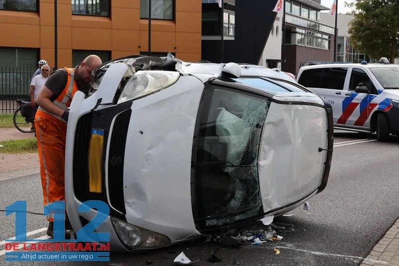 Auto slaat over de kop na botsing op geparkeerde wagens Waalwijk: drugs aangetroffen 112 De Langstraat
