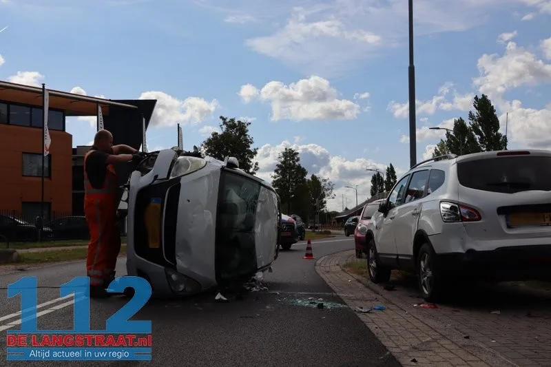 Auto slaat over de kop na botsing op geparkeerde wagens Waalwijk: drugs aangetroffen 112 De Langstraat