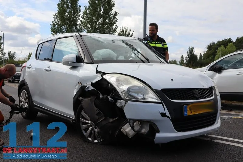 Auto slaat over de kop na botsing op geparkeerde wagens Waalwijk: drugs aangetroffen 112 De Langstraat