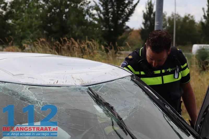 Auto slaat over de kop na botsing op geparkeerde wagens Waalwijk: drugs aangetroffen 112 De Langstraat