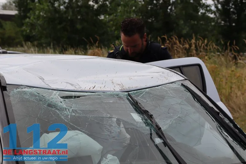 Auto slaat over de kop na botsing op geparkeerde wagens Waalwijk: drugs aangetroffen 112 De Langstraat