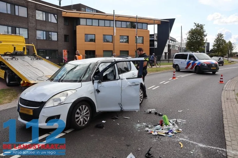 Auto slaat over de kop na botsing op geparkeerde wagens Waalwijk: drugs aangetroffen 112 De Langstraat