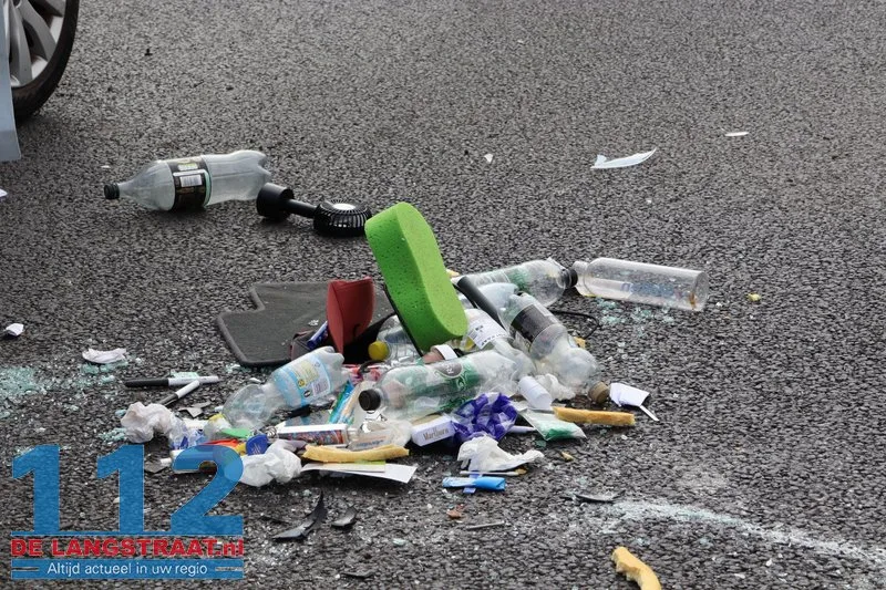 Auto slaat over de kop na botsing op geparkeerde wagens Waalwijk: drugs aangetroffen 112 De Langstraat