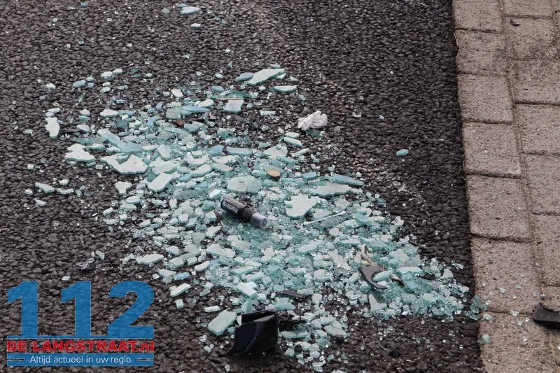 Auto slaat over de kop na botsing op geparkeerde wagens Waalwijk: drugs aangetroffen 112 De Langstraat