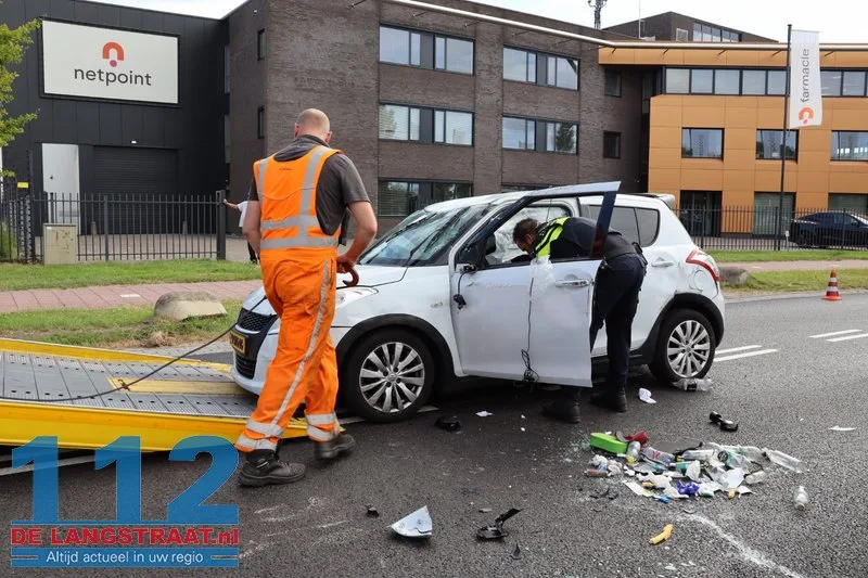 Auto slaat over de kop na botsing op geparkeerde wagens Waalwijk: drugs aangetroffen 112 De Langstraat