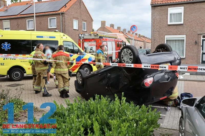 Auto belandt op zijn kop bij ongeval in Oudheusden: vrouw en kind naar ziekenhuis 112 De Langstraat