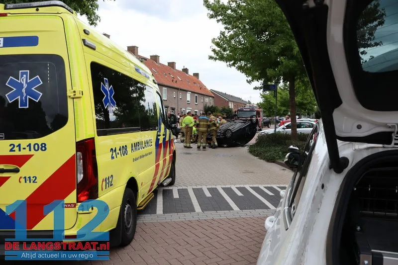 Auto belandt op zijn kop bij ongeval in Oudheusden: vrouw en kind naar ziekenhuis 112 De Langstraat