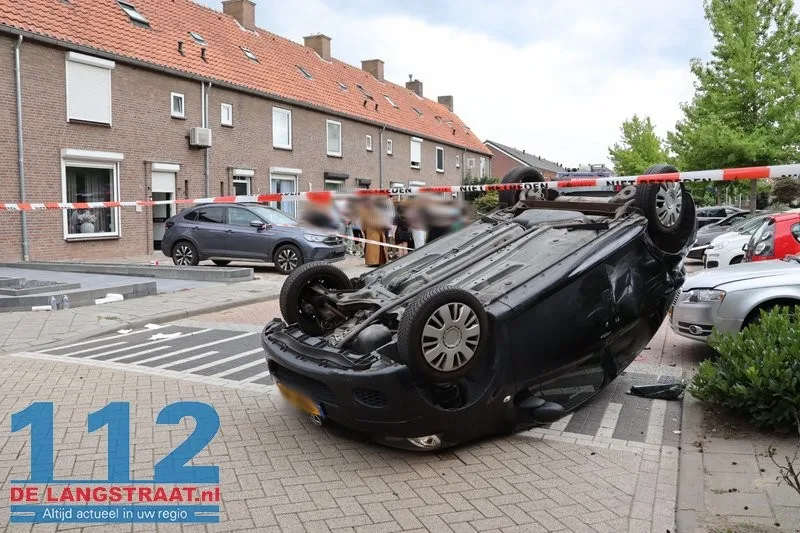 Auto belandt op zijn kop bij ongeval in Oudheusden: vrouw en kind naar ziekenhuis 112 De Langstraat