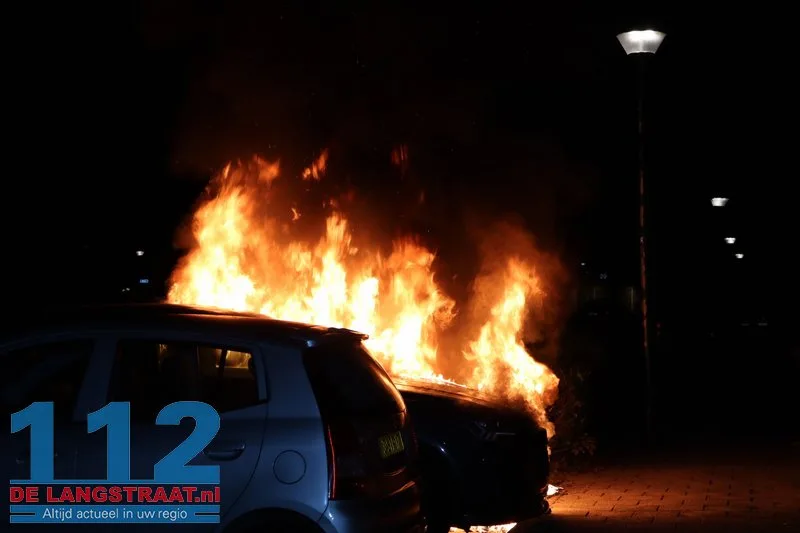 Twee auto's gaan in vlammen op Maas Kaatsheuvel, brandstichting mogelijke oorzaak 112 De Langstraat