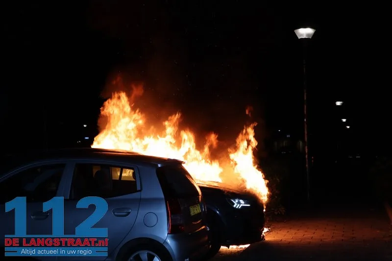 Twee auto's gaan in vlammen op Maas Kaatsheuvel, brandstichting mogelijke oorzaak 112 De Langstraat