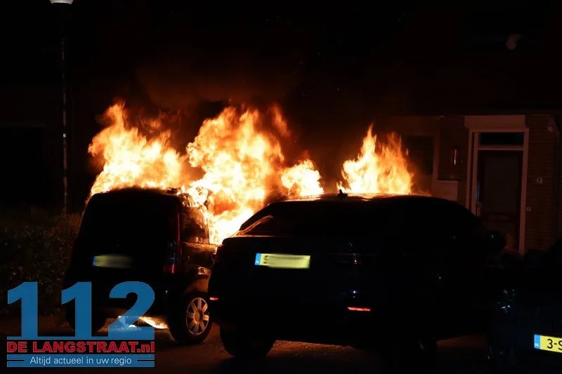 Twee auto's gaan in vlammen op Maas Kaatsheuvel, brandstichting mogelijke oorzaak 112 De Langstraat