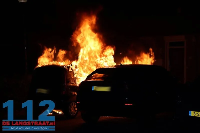 Twee auto's gaan in vlammen op Maas Kaatsheuvel, brandstichting mogelijke oorzaak 112 De Langstraat
