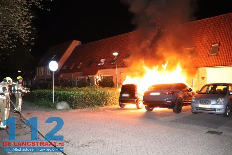 Twee auto's gaan in vlammen op Maas Kaatsheuvel, brandstichting mogelijke oorzaak 112 De Langstraat