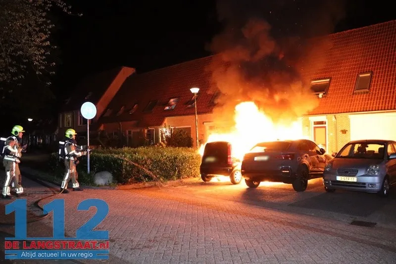Twee auto's gaan in vlammen op Maas Kaatsheuvel, brandstichting mogelijke oorzaak 112 De Langstraat