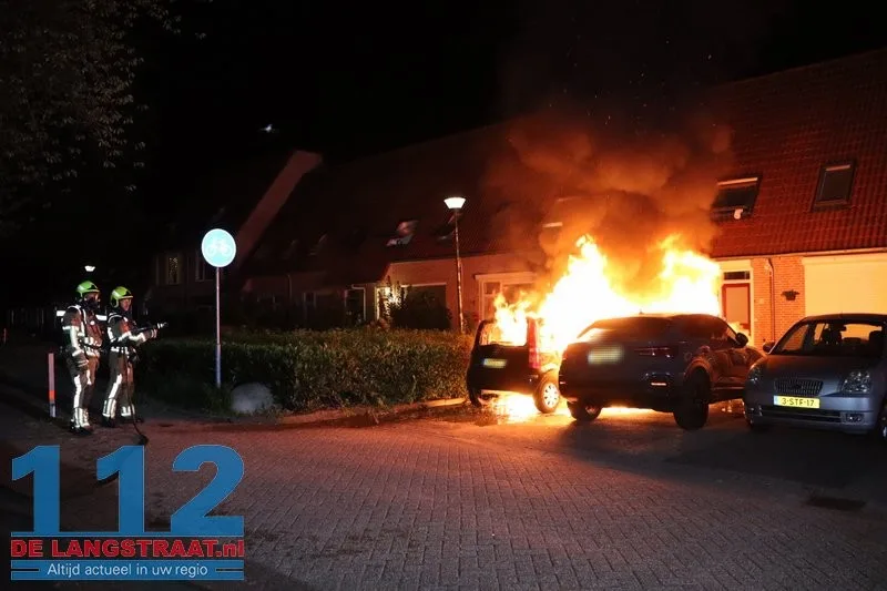 Twee auto's gaan in vlammen op Maas Kaatsheuvel, brandstichting mogelijke oorzaak 112 De Langstraat