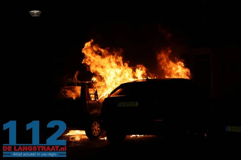 Twee auto's gaan in vlammen op Maas Kaatsheuvel, brandstichting mogelijke oorzaak 112 De Langstraat