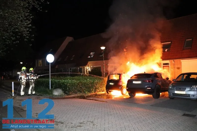 Twee auto's gaan in vlammen op Maas Kaatsheuvel, brandstichting mogelijke oorzaak 112 De Langstraat