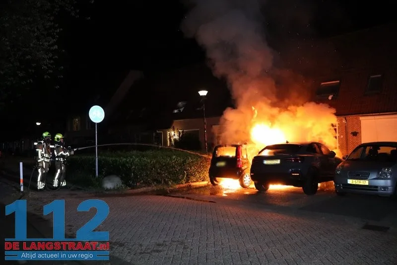Twee auto's gaan in vlammen op Maas Kaatsheuvel, brandstichting mogelijke oorzaak 112 De Langstraat