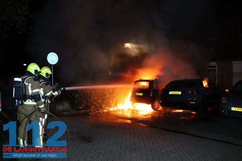 Twee auto's gaan in vlammen op Maas Kaatsheuvel, brandstichting mogelijke oorzaak 112 De Langstraat