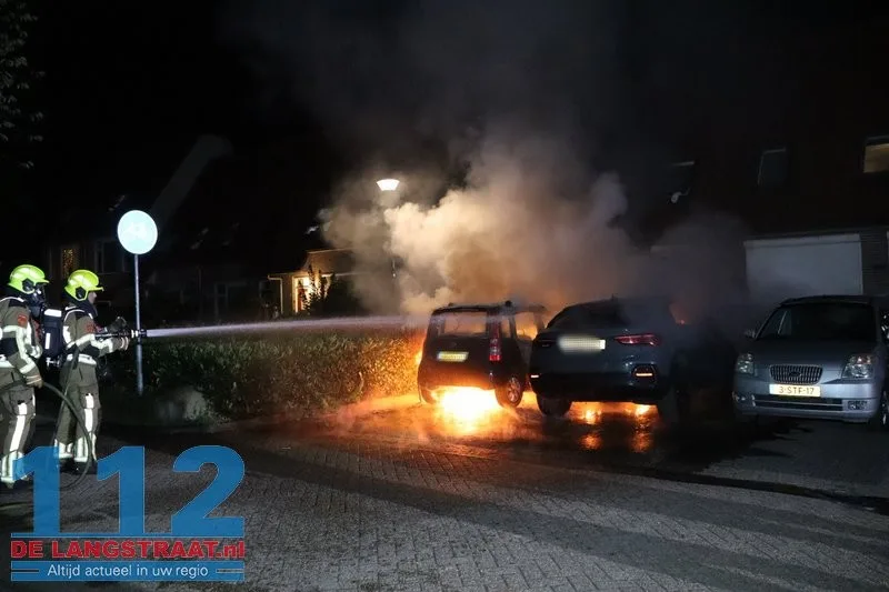 Twee auto's gaan in vlammen op Maas Kaatsheuvel, brandstichting mogelijke oorzaak 112 De Langstraat
