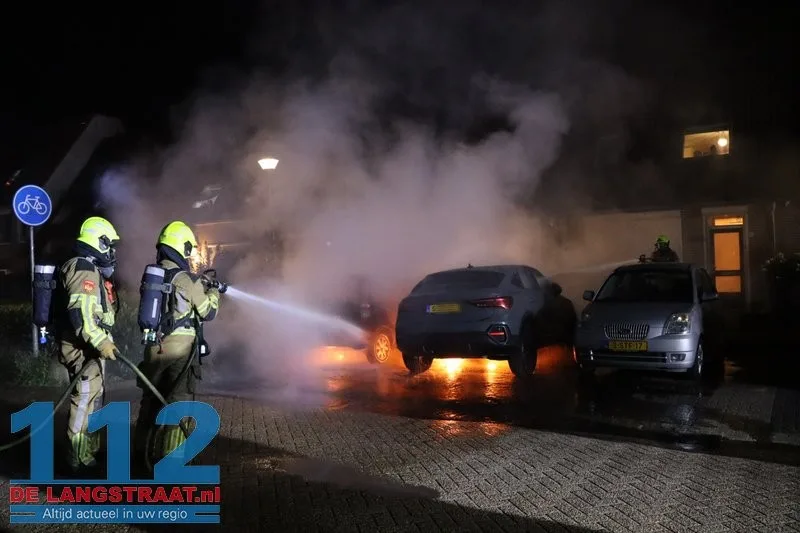 Twee auto's gaan in vlammen op Maas Kaatsheuvel, brandstichting mogelijke oorzaak 112 De Langstraat