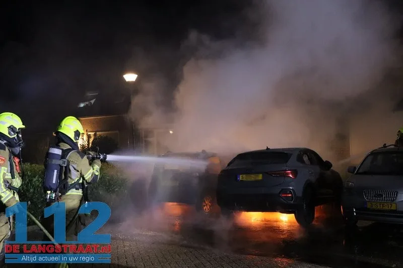 Twee auto's gaan in vlammen op Maas Kaatsheuvel, brandstichting mogelijke oorzaak 112 De Langstraat