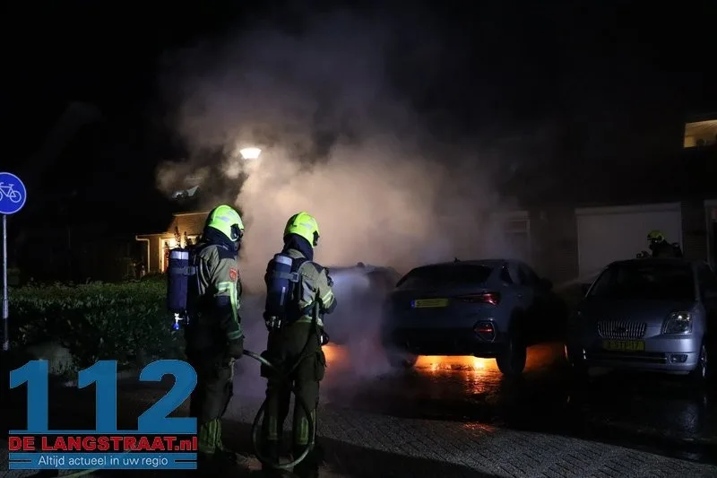 Twee auto's gaan in vlammen op Maas Kaatsheuvel, brandstichting mogelijke oorzaak 112 De Langstraat