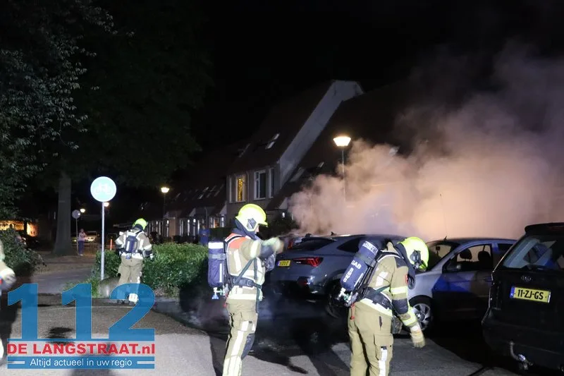 Twee auto's gaan in vlammen op Maas Kaatsheuvel, brandstichting mogelijke oorzaak 112 De Langstraat